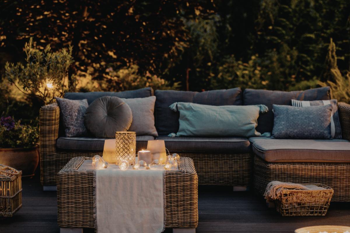 Doplňte si zahradní sezení o měkké polštáře a deky, aby vám bylo co nejpohodlnější