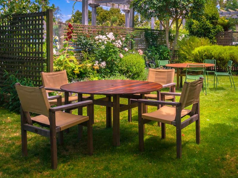 dřevěný stůl na zahradě s čtyřmi stoličkami