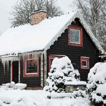dřevěná chatka v zimě