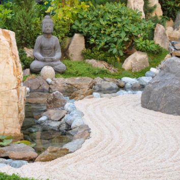 japonská zahrada se sochou Budhu
