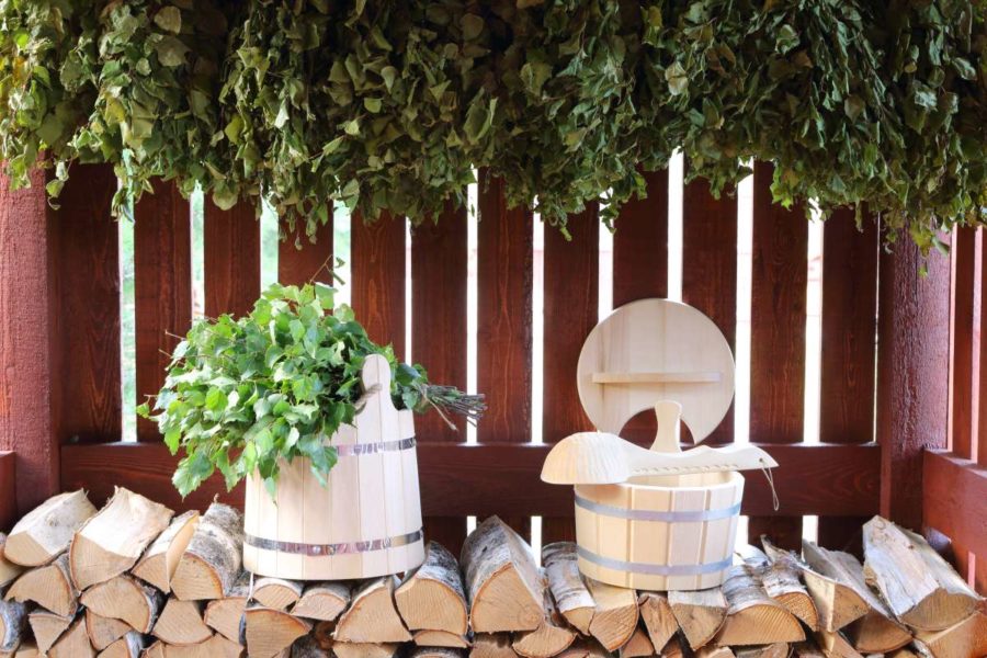 naskládané dřevo a dřevěné vybavění do sauny