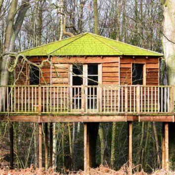 chata na dřevěných sloupech