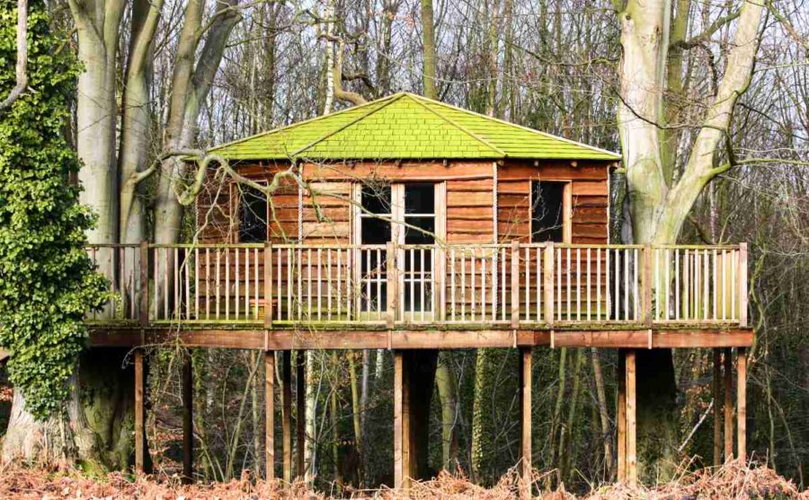 chata na dřevěných sloupech