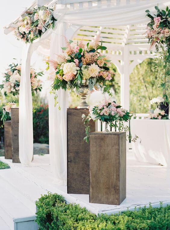 svatební altán s kyticemi