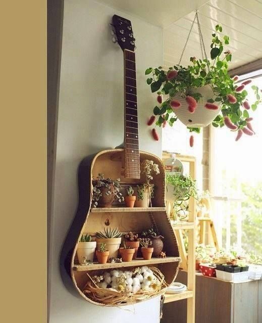 zahradní polička ve tvaru kytary