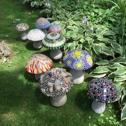 zahradní dekorace ve tvaru mozaikových hub