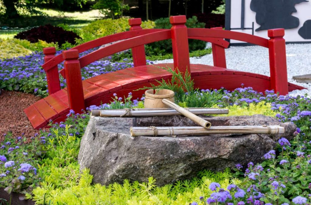 červený dřevěný mostík v japonské zahradě