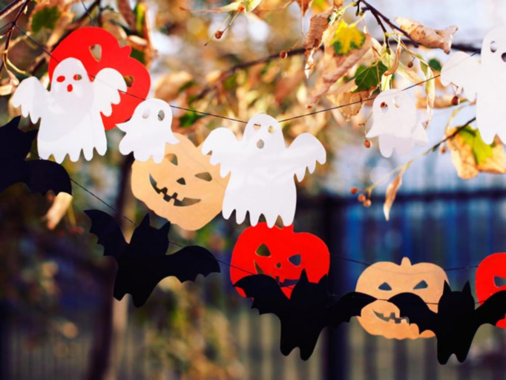 halloweenské dekorace - duchové a netopýři