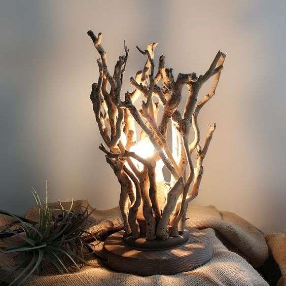 lampa ze dřevěných větev