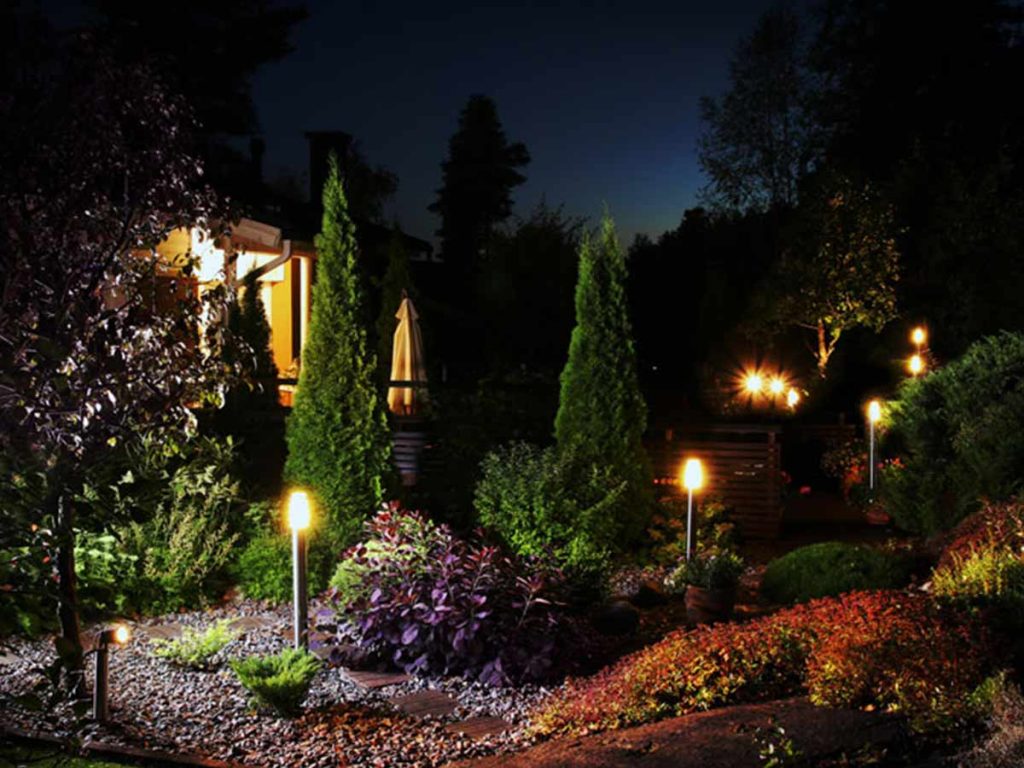 noční osvětlená zahrada