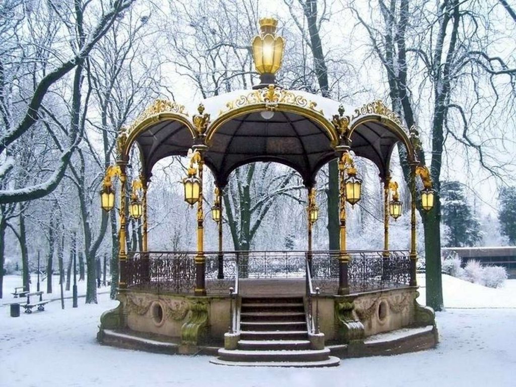 pozlátený altánok v zimnom parku