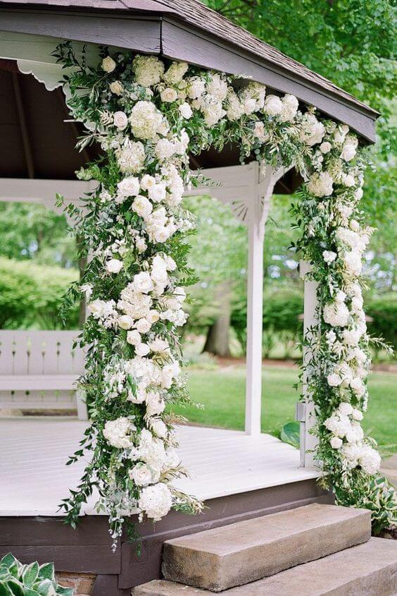 svatební altán s květinami