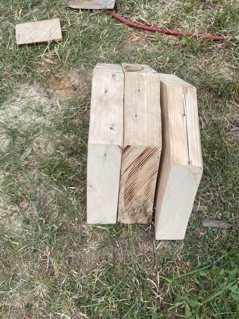 Dřevěné hranoly oříznuté na požadované rozměry a tvar