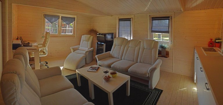 Dřevěný zahradní domek MADISON – posezení s bílou sedací soupravou