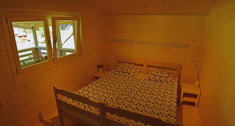 Dřevěný zahradní domek MADISON – ložnice s oknem na terasu