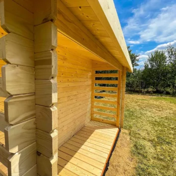 Dřevěný zahradní domek PULA – detail rohového spoje trámů