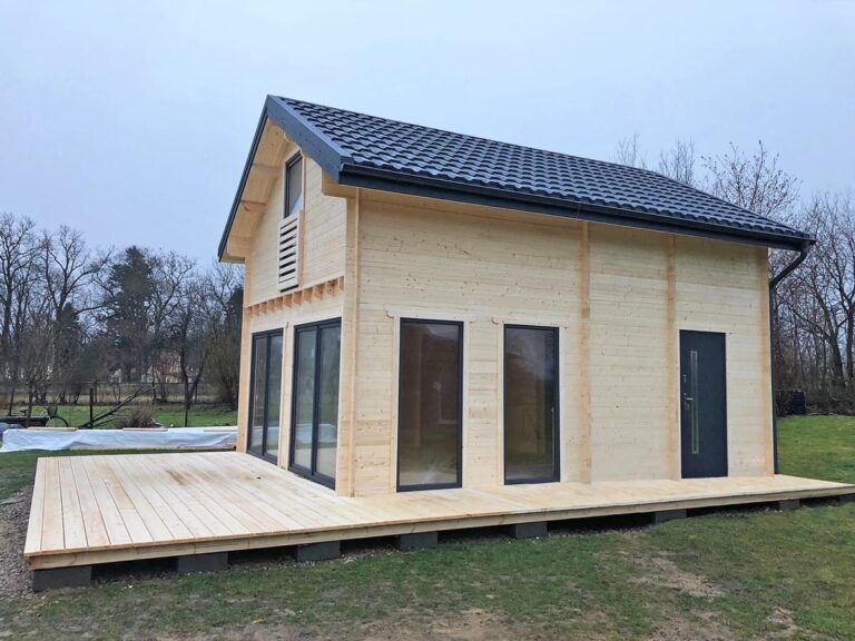 Dřevěná chata ATLANTA III – prosklené průčelí s dřevěnou terasou