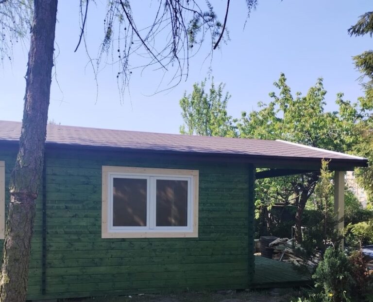 Dřevěný zahradní domek PANORAMA – roh domku se zeleným nátěrem