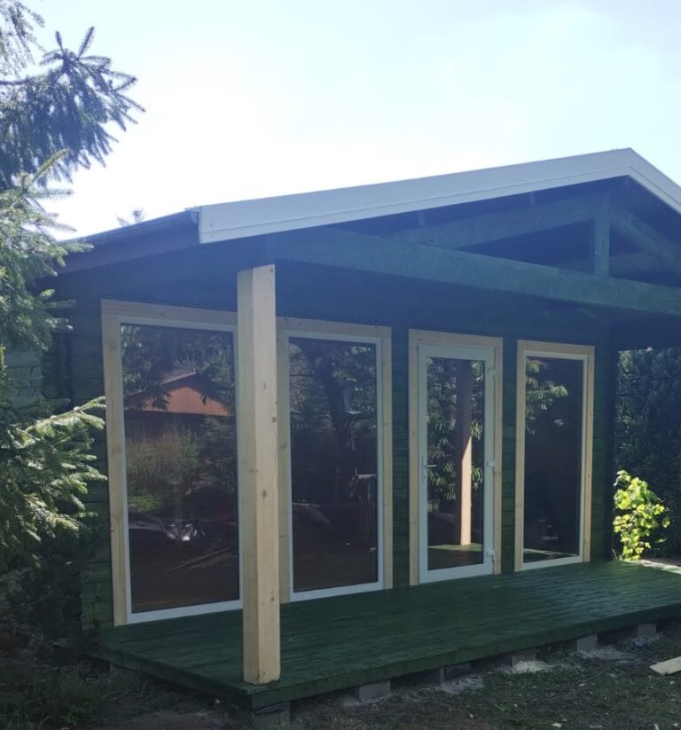 Dřevěný zahradní domek PANORAMA – zelený nátěr s prosklenou stěnou