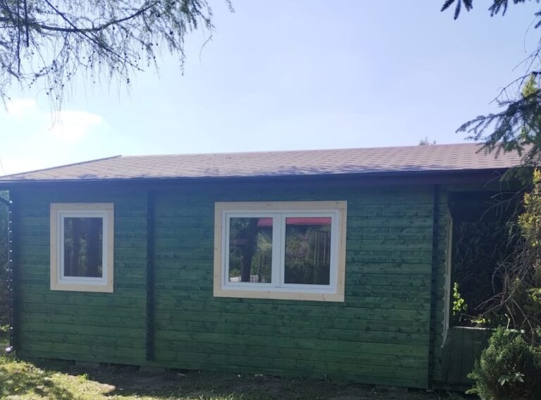 Dřevěný zahradní domek PANORAMA – zelená boční stěna se dvěma okny