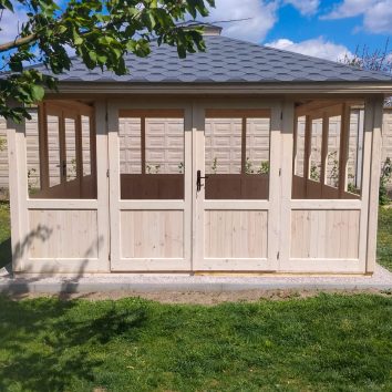 Dřevěný altán NORFOLK – čelní pohled u betonového plotu