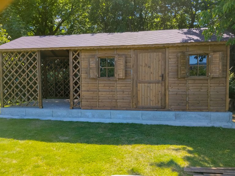 Dřevník LABE – čelní pohled na betonovém základu