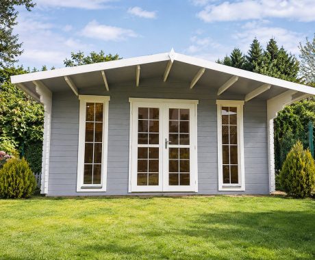 Dřevěný zahradní domek MARBELLA – čelní pohled se šedým nátěrem na trávníku