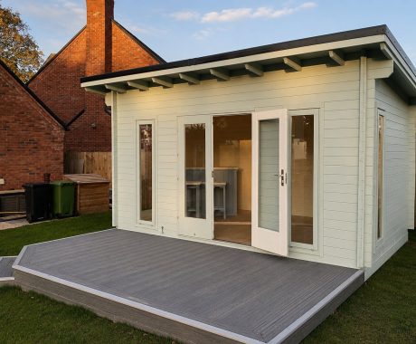 Dřevěný zahradní domek OKLAHOMA – světlý nátěr s otevřenými dveřmi na terase