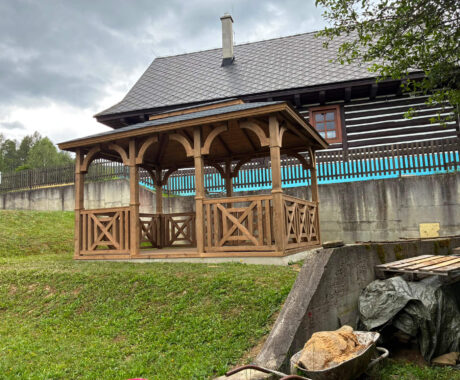 Dřevěný altán NEBRASKA – u roubené chalupy