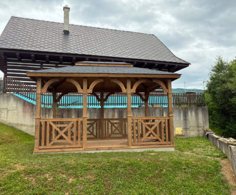 Dřevěný altán NEBRASKA – čelní pohled u horské chalupy