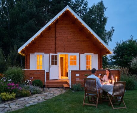 Dřevěný zahradní domek SANTIAGO IV – vizualizace: romantická večeře při svíčkách