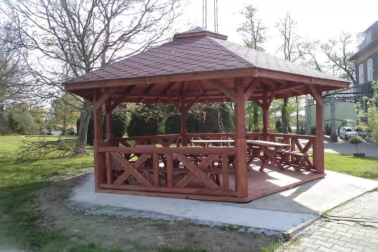 Dřevěný altán NEVADA – altán na zpevněné ploše se stoly a lavicemi