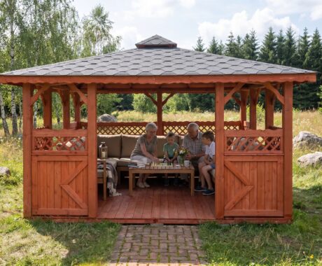 Dřevěný altán OMAHA – vizualizace: prarodiče s vnoučaty