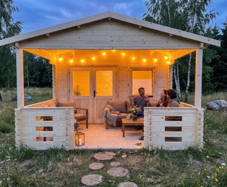 Zahradní domek MONTANA – vizualizace: přátelé u vína