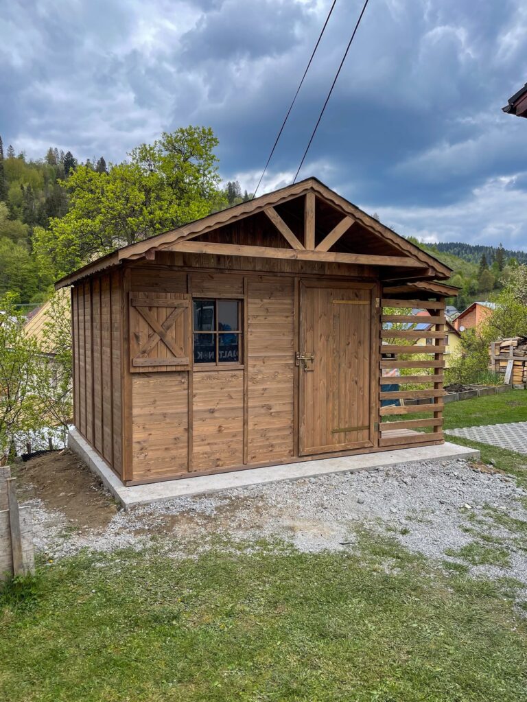 Dřevěný zahradní domek BESKYDEK – rohový pohled na hnědý domek na štěrku