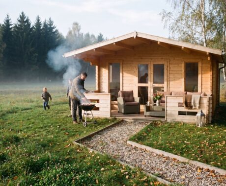Zahradní domek FENIX – vizualizace: grilování u domku