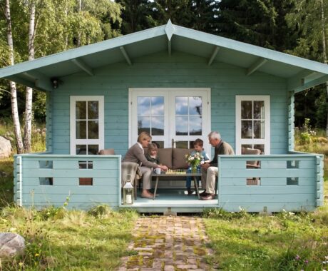 Zahradní domek FENIX – vizualizace: prarodiče s vnoučaty