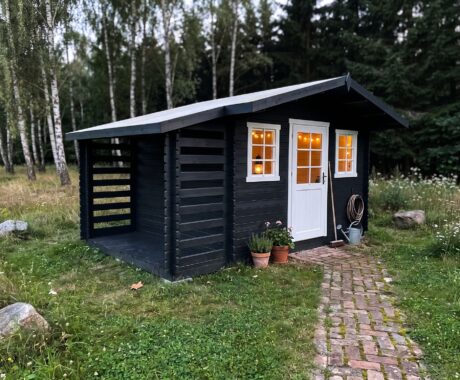 Zahradní domek PULA – vizualizace: barevná varianta – grafitová černá s bílými rámy